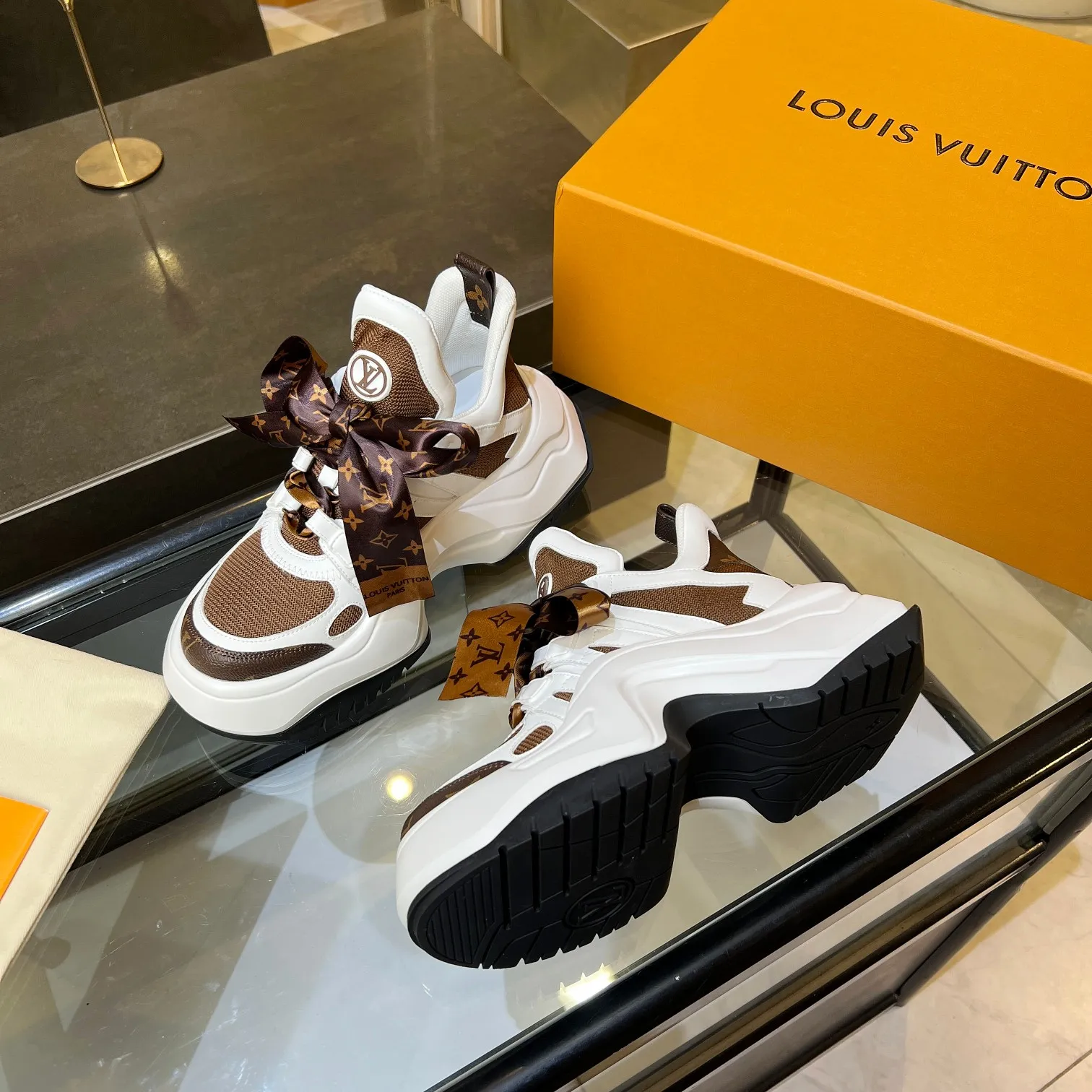 👟👟Ex-factory price 760👟👟 Nicolas Ghesquieye once again refined the design essence of LVArchlight sneakers to create LVArchlight2.0 platfrm sneakers. The combination of multiple technical materials, the wide outsole and the exaggerated tongue highlight the series' recognition, and the latter is marked with the LVCirCle logo 35-41